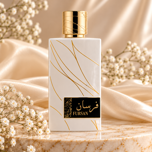 Frasco branco de Fursan White Khadlaj, com linhas decorativas e tampa douradas, sobre uma base de mármore, com tecido acetinado bege e pequenas flores brancas ao redor.