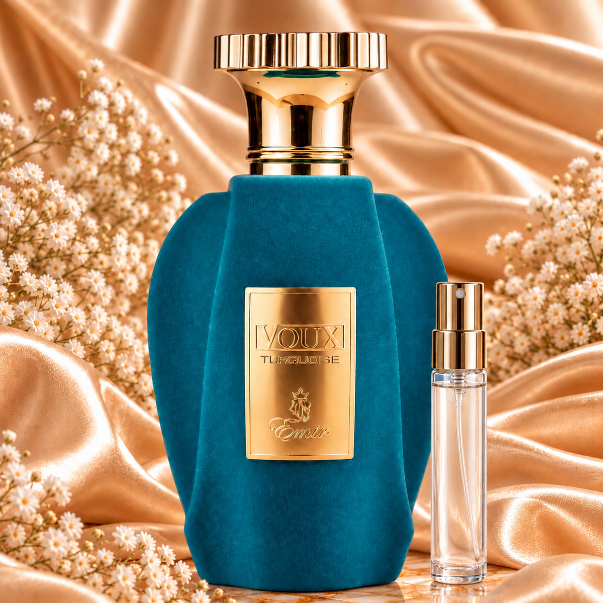 Frasco azul-turquesa de Voux Turquoise Paris Corner ao lado de um decant transparente com pulverizador dourado. O frasco grande não está incluído.