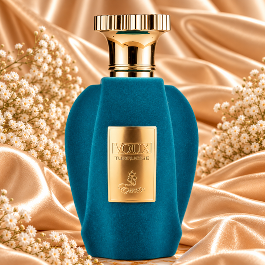 Frasco azul-turquesa de Voux Turquoise Paris Corner, linha Emir, com tampa e placa douradas, sobre tecido acetinado dourado e rodeado de flores brancas.